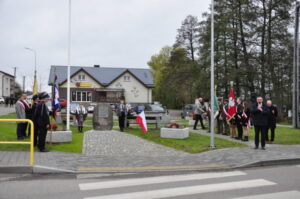 Zdjęcie ludzi i sztandarów podczas obchodów Święta Niepodległości