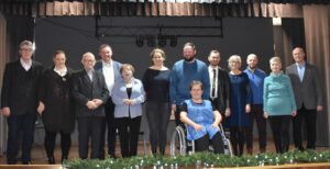 zdjęcie aktorów na scenie po kaszubskim przedstawieniu ''STARKA''