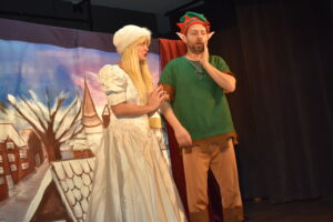 zdjęcie aktorów na scenie ze spektaklu teatralnego dla dzieci ''Opowieści z Laponii''