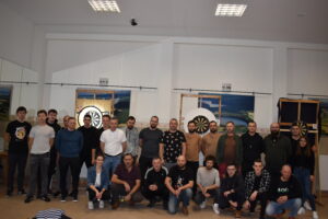 zdjęcie wspólne wszystkich uczestników II turnieju darta dla mieszkańców gminy Lipusz