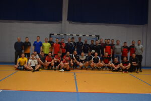 zdjęcie uczestników świąteczno-noworocznego halowego turnieju piłki nożnej