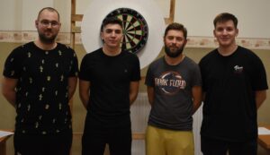 zdjęcie 4 uczestników I TURNIEJU DARTA dla mieszkańców gminy Lipusz
