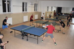 zdjęcie zawodników podczas rozgrywki podczas I turnieju tenisa stołowego dla mieszkańców gminy Lipusz