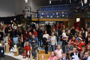 zdjęcie ludzi na kiermaszu świątecznym na hali sportowej w Lipuszu
