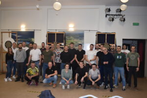 Zdjęcie wszystkich uczestników po turnieju darta