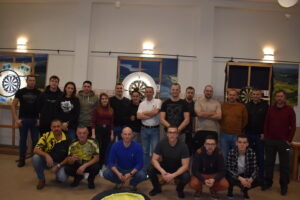 Zdjęcie uczestników III turnieju darta stojący całą grupą
