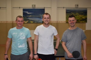 Zdjęcie 3 uczestników III turnieju tenisa stołowego kategoria +15