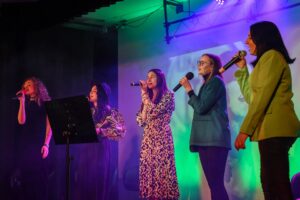 Zdjęcie występu artystek podczas koncertu z okazji dnia kobiet