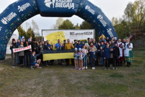 Zdjęcie ludzi po wydarzeniu, trzymają flage kaszub