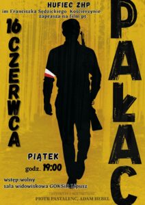 Plakat zapraszający na film, tło jest żółte i widać na nim las, u góry jest tekst zapraszający, po lewej stronie jest data, na środku czarny kontur żołnierza z flagą polski, po prawej nazwa filmu 
