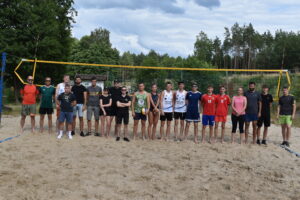 Zdjęcie zawodników po turnieju siatkówki plażowej