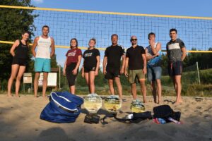Zdjęcie wszystkich zawodników po turnieju siatkówki plażowej