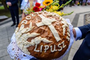 Zdjęcie przedstawiające chleb z napisem 