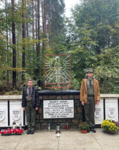 Zdjęcie harcerzy pod pomnikiem ofiar mordu w Karpnie