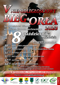 Plakat zapowiadający bieg niepodległościowy, tło jest zdjęciem lasu z rysunkiem biegacza i flagą Polski, u góry jest tytuł wydarzenia, po środku jest data, godzina i program zawodów, na dole są informacje o biegu i patroni wydarzenia