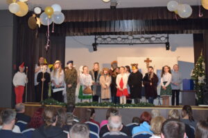 Zdjęcie przedstawia dzieci po przedstawieniu