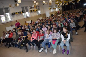 Zdjęcie grupy dzieci podczas spektaklu