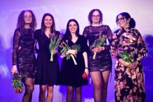 Zdjęcie 5 kobiet po koncercie, wszystkie trzymają kwiaty w rękach