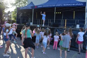 Zdjęcie grupy osób będącej pod sceną podczas występu