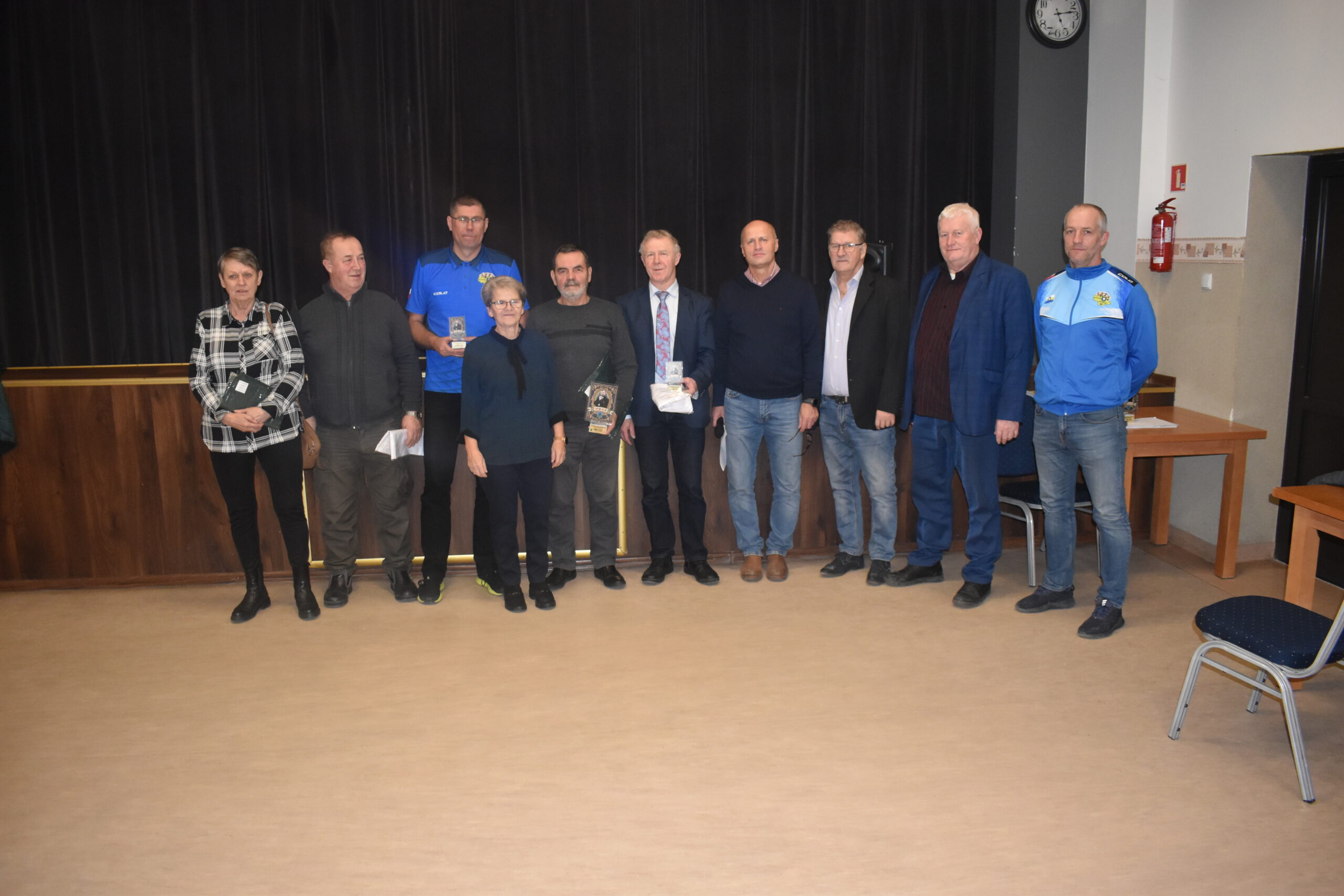 Zdjęcie przedstawia uczestników turnieju w skacie sportowym, część z nich otrzymała nagrody