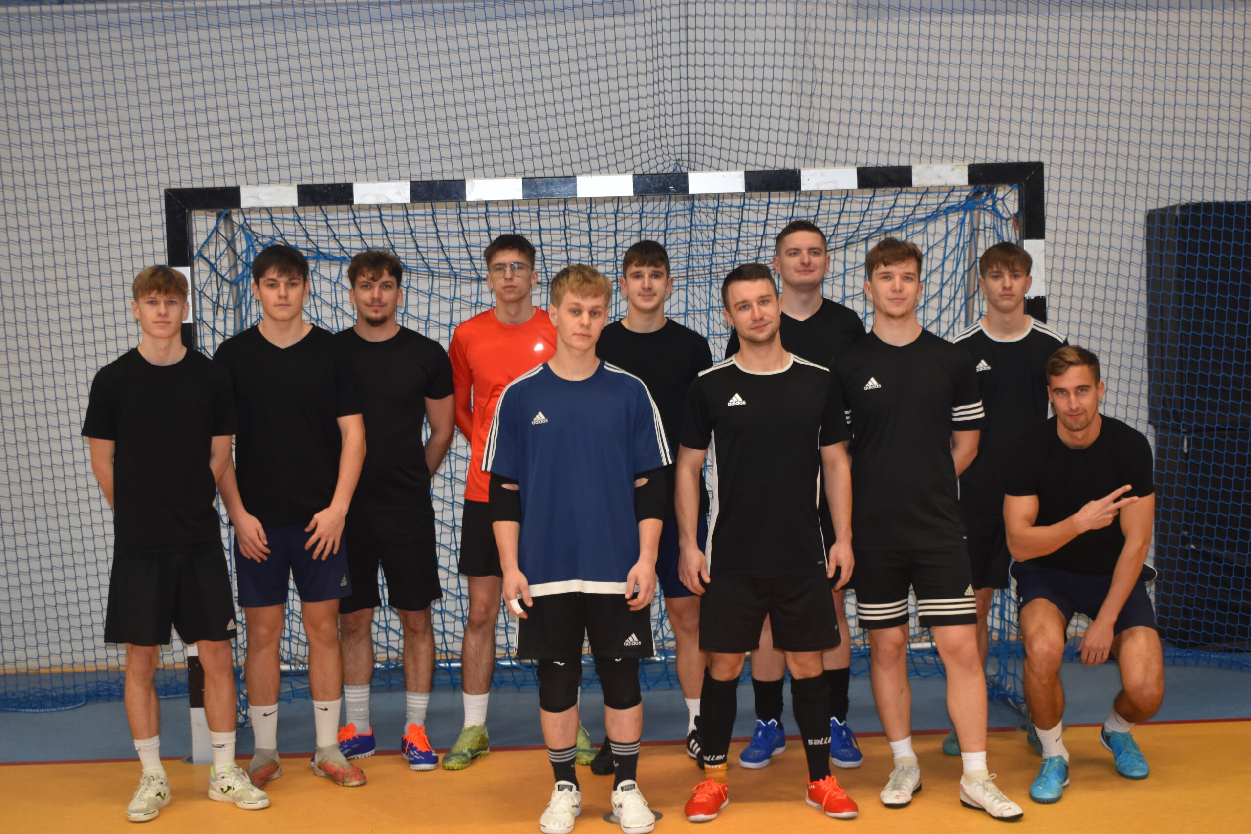 Zdjęcie przedstawia zawodników turnieju w piłke nożna którzy całą drużyną stoją w bramce
