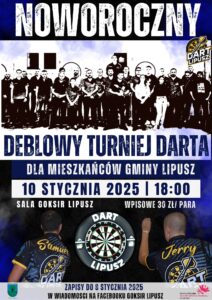 Plakat zapowiadający Turniej Darta, tło jest czarno-granatowe, u góry znajduję się czarno białe zdjęcie przedstawiające zawodników obok niego jest logo Dart Lipusz, na środku jest nazwa turnieju, data, godzina, miejsce i wpisowe turnieju, pod tym są zdjęcia 2 zawodników grających i oddzielająca ich tarcza do gry z napisem Dart Lipusz, w lewym dolnym rogu jest herb Gminy Lipusz, a w prawym dolnym rogu jest logo GOKSiR, na środkuy informacja o zapisach