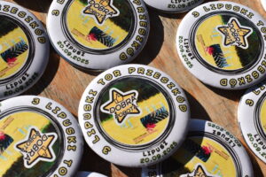 Buttonierki na stole przeważające kolory to biały i żółty.