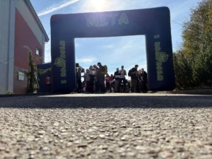 Na zdjęciu widać bramę dmuchaną z napisem start,a tuż za nią zawodników ustawionych.