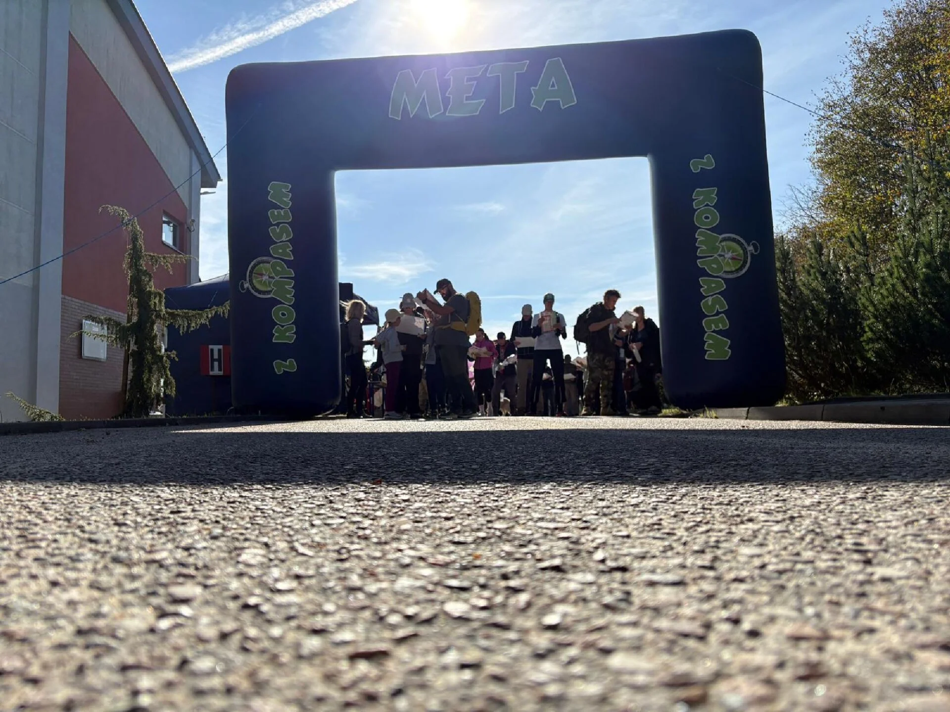 Na zdjęciu widać bramę dmuchaną z napisem start,a tuż za nią zawodników ustawionych.