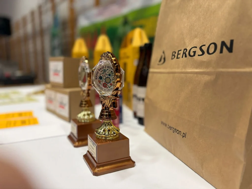 na zdjęciu statuetki dla laureatów rajdu  na której widnieje emblemat z kaszubskim wzorem oraz napisem XXVIII RAJD Z Z KOMPASEM