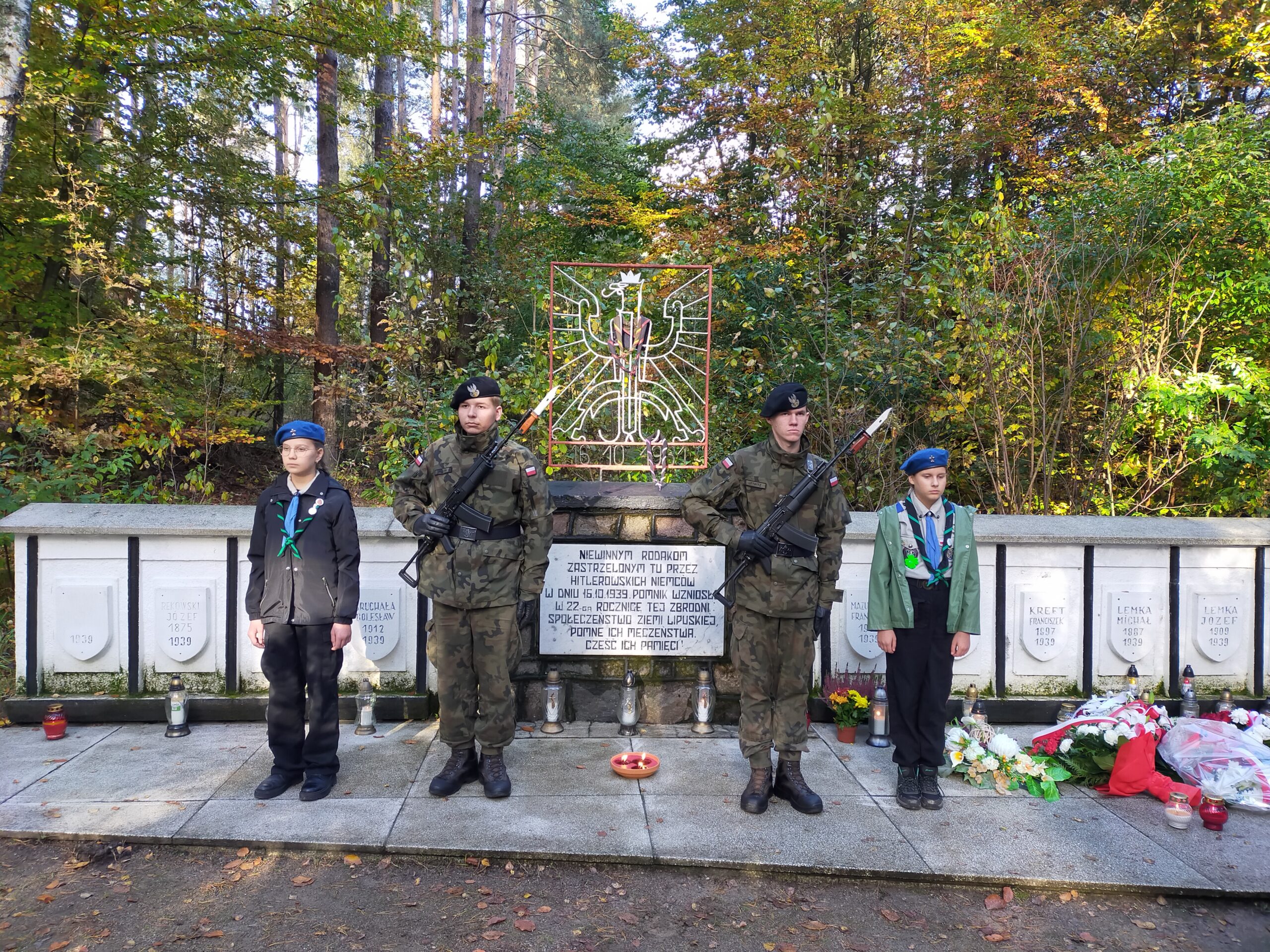 Na zdjęciu przy mogiłach pomordowanych wartę trzymają harcerze oraz żołnierze Wojska Polskiego