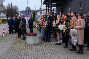 Delegacje ustawione z wiązankami kwiatów w kolorach białych i czerwonych, aby upamiętnić 107-rocznicę odzyskania przez Polskę niepodległości.