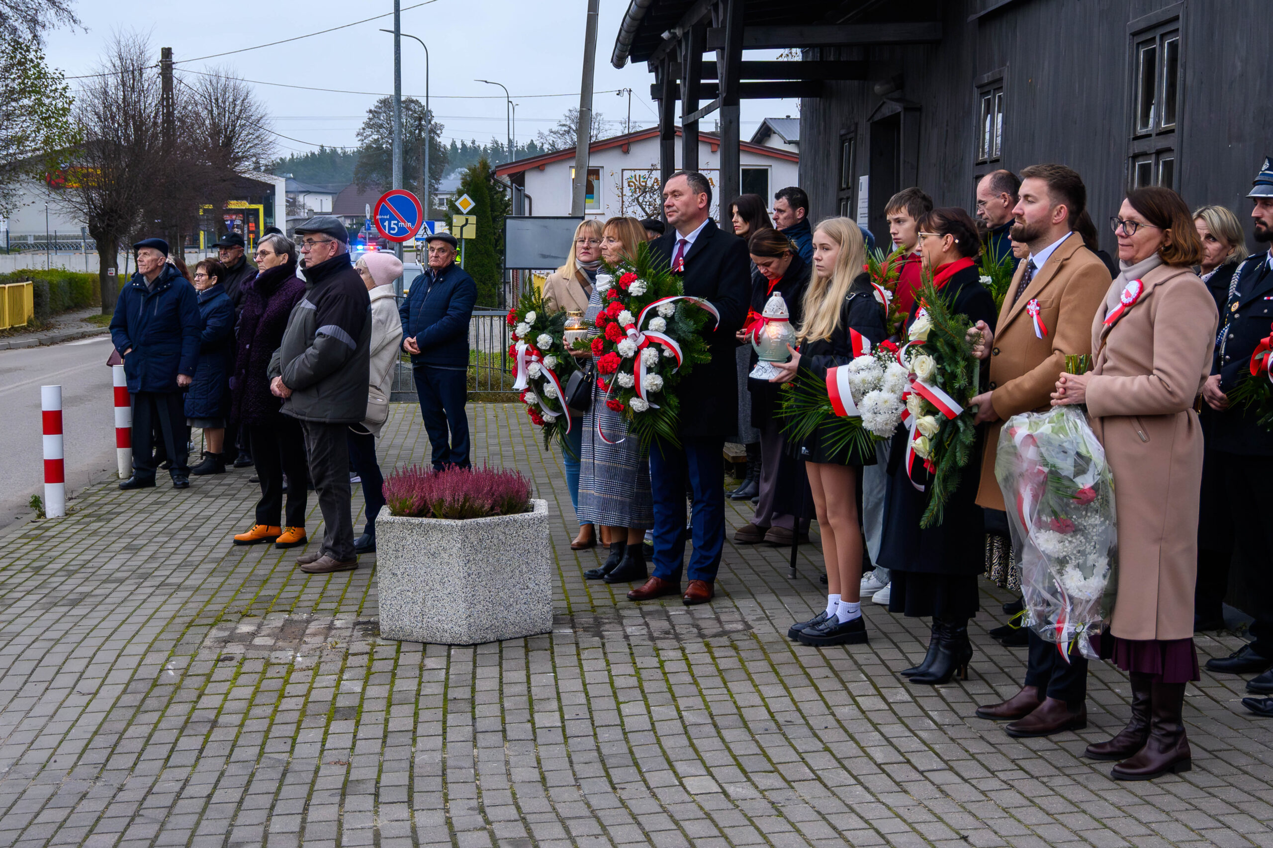 Delegacje ustawione z wiązankami kwiatów w kolorach białych i czerwonych, aby upamiętnić 107-rocznicę odzyskania przez Polskę niepodległości.
